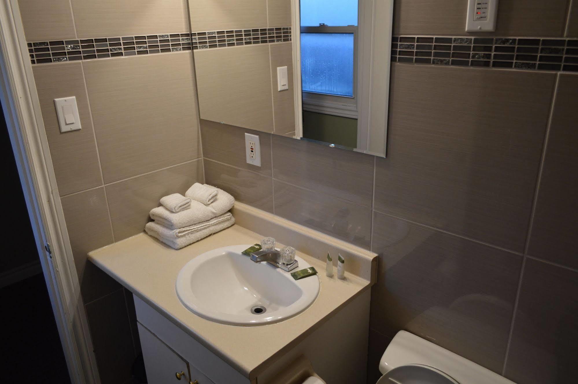Kitchener Motel ภายนอก รูปภาพ