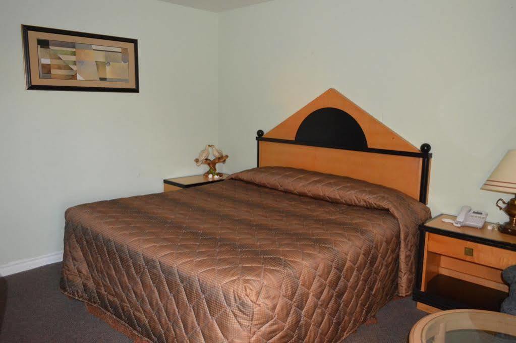 Kitchener Motel ภายนอก รูปภาพ